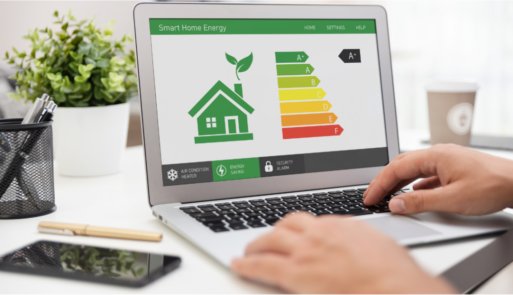 Personne sur son ordinateur qui regarde un audit énergétique